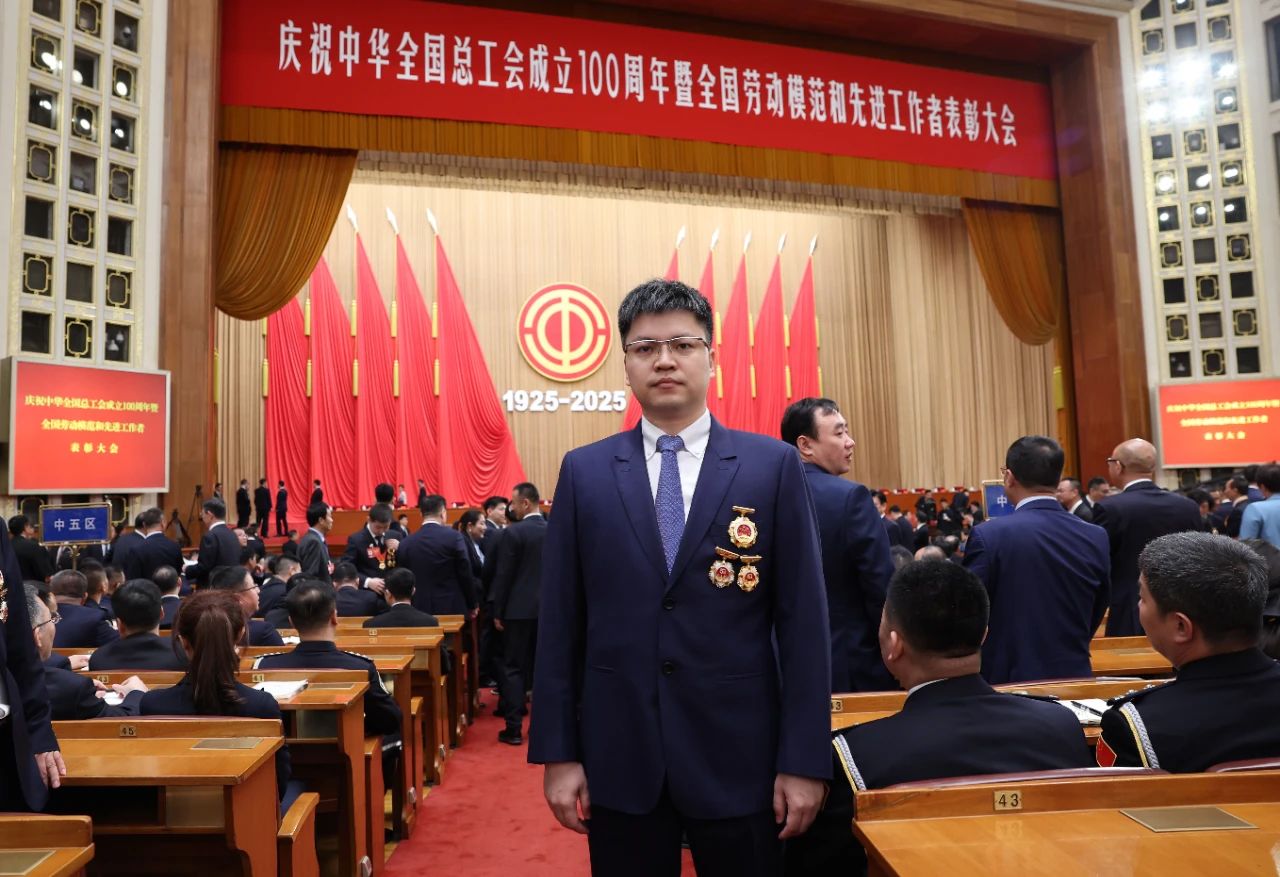 崔巍在人民大會(huì)堂接受“全國(guó)勞動(dòng)模范”榮譽(yù)表彰！